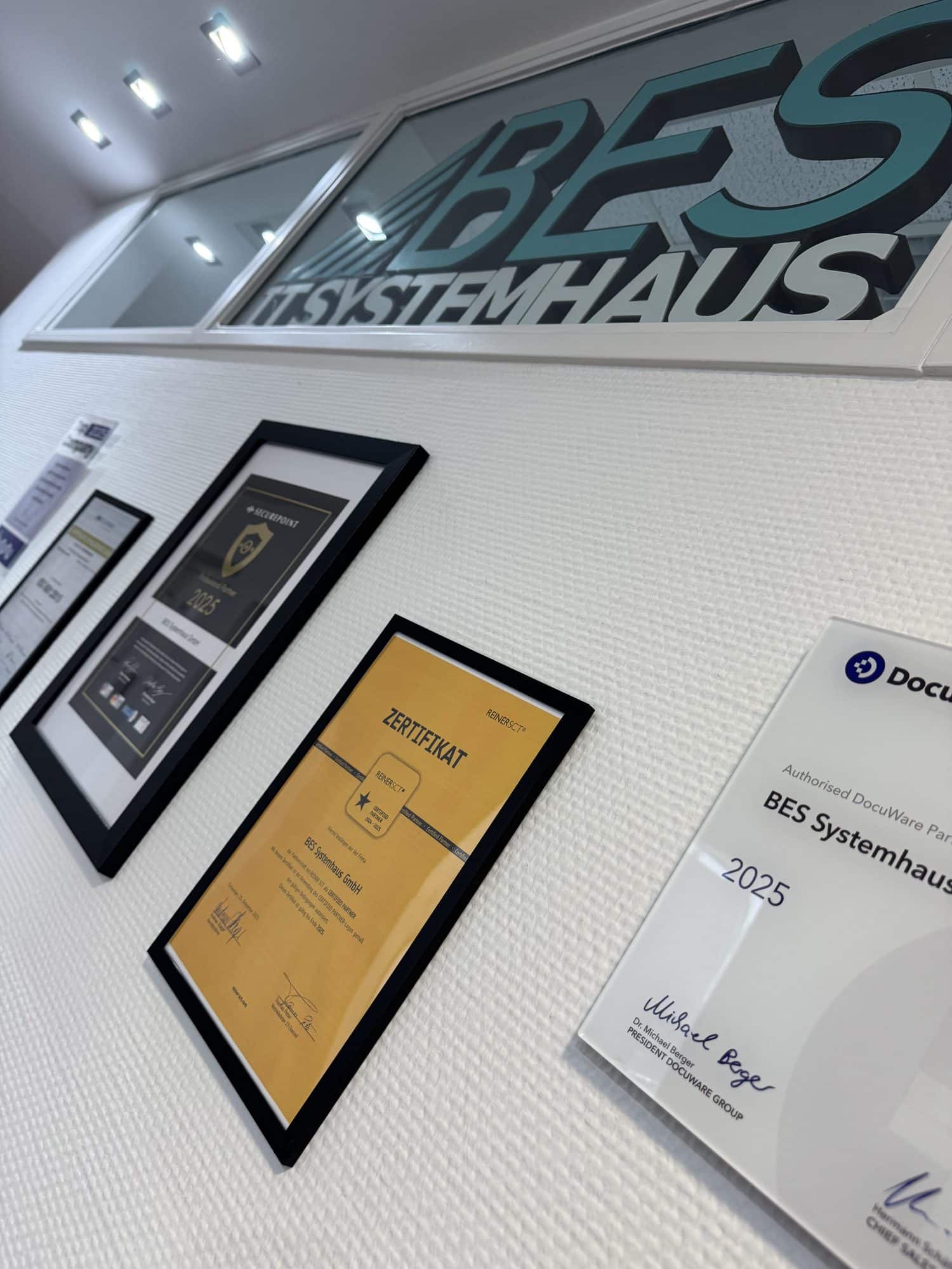 Zertifikate und Auszeichnungen im Eingangsbereich von BES Systemhaus