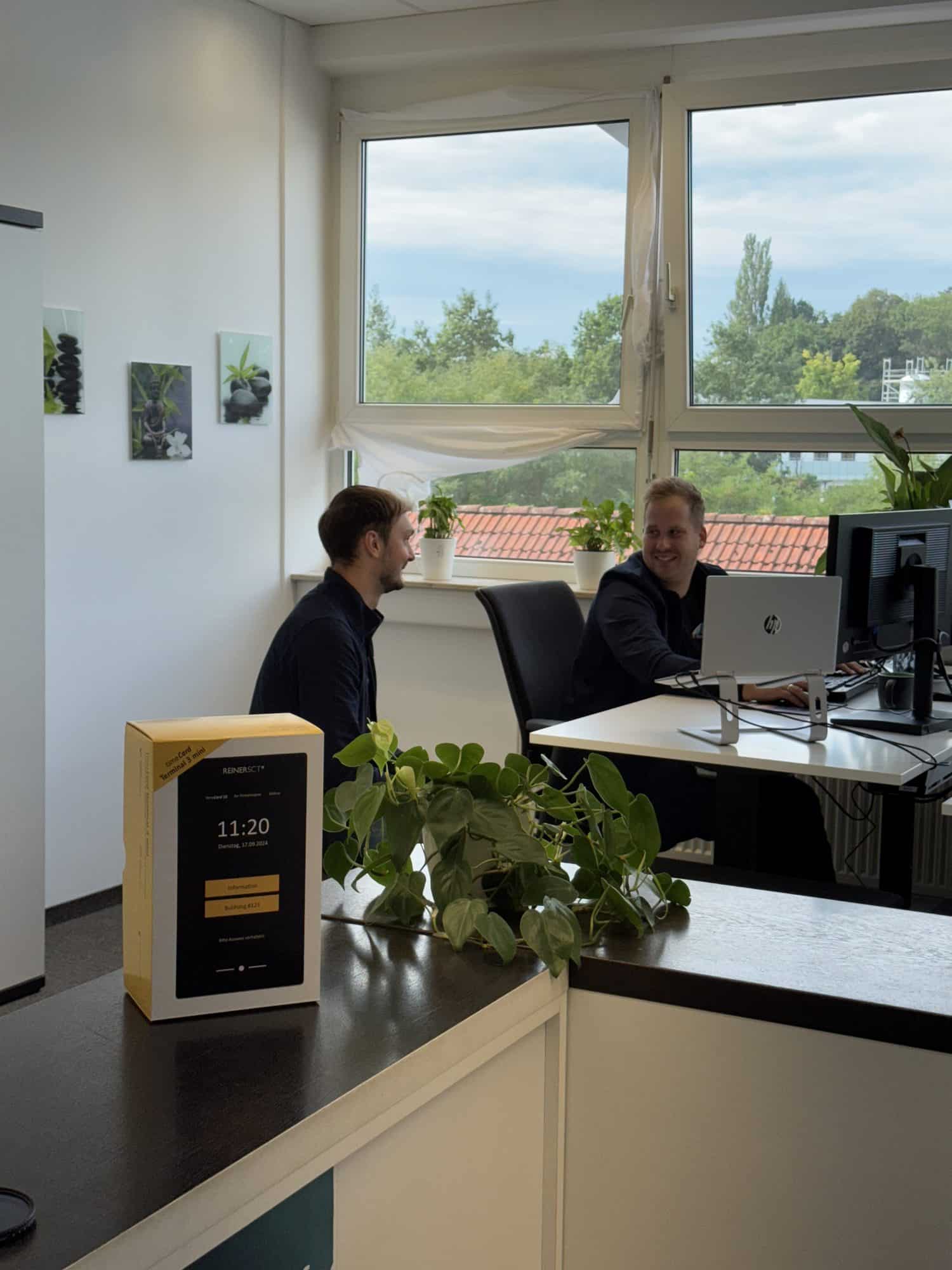 Kolleginnen und Kollegen am Arbeitsplatz bei BES Systemhaus