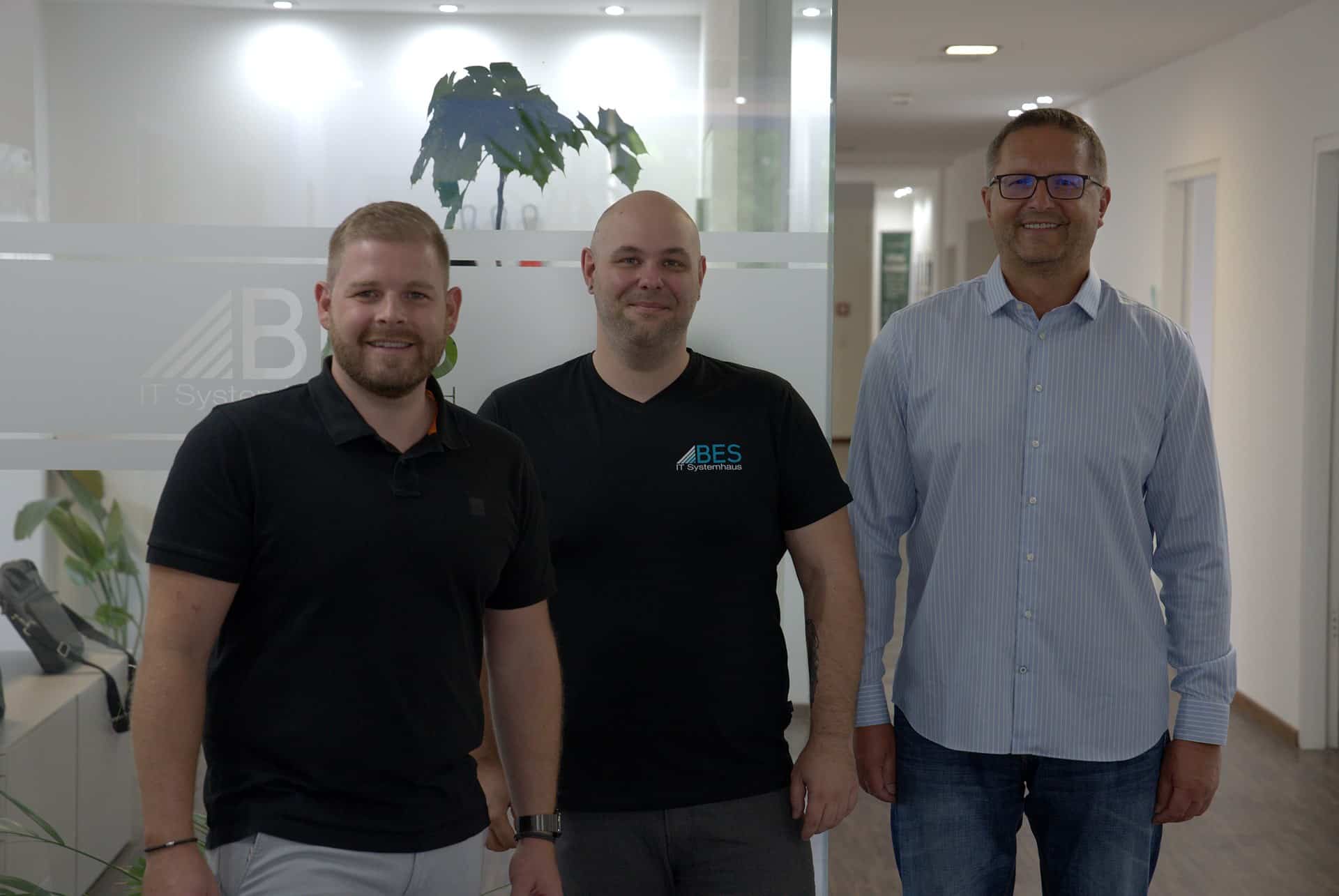 Dominik Lange, Christian Brouwers und Christian Schermer im Empfangsbereich der BES Systemhaus GmbH