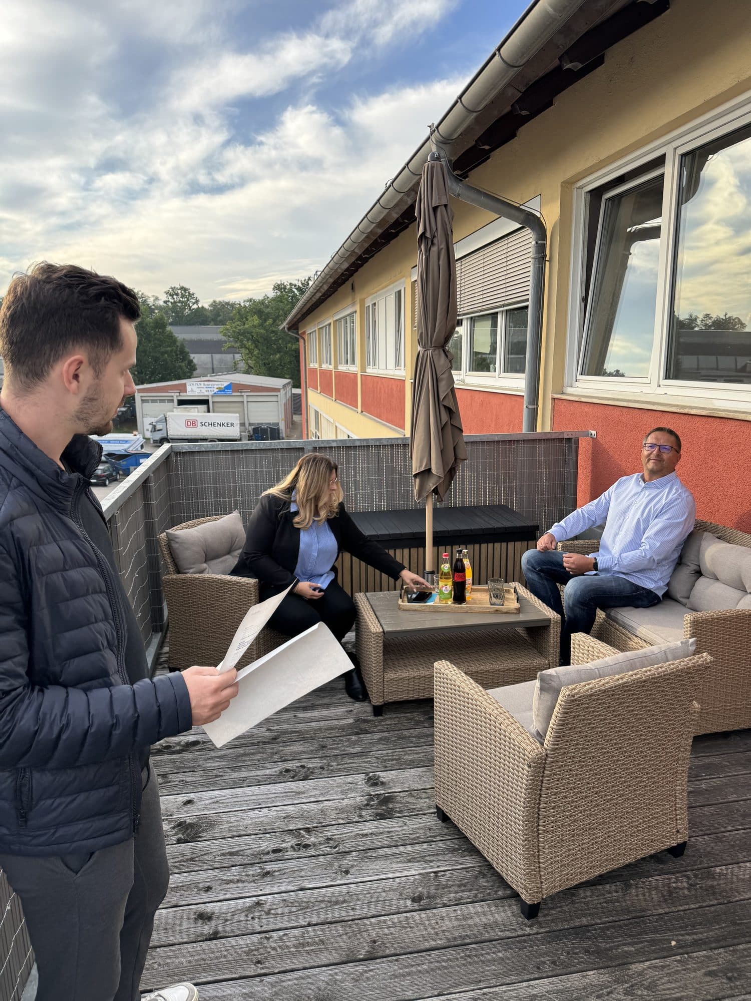 Besprechung auf der Terrasse bei BES Systemhaus